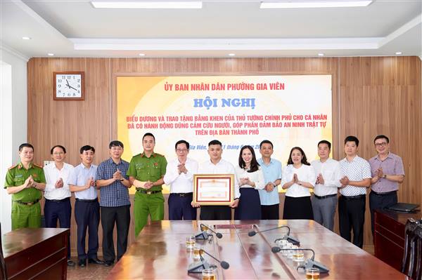 Biểu dương và trao tặng Bằng khen của Thủ tướng Chính phủ cho công dân Phạm Thế Huy Hoàng có hành động dũng cảm cứu người