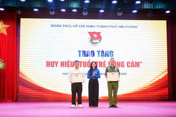 Trao tặng Bằng khen của Trung ương Đoàn và Huy hiệu “Tuổi trẻ dũng cảm” cho 02 đoàn viên dũng cảm cứu người