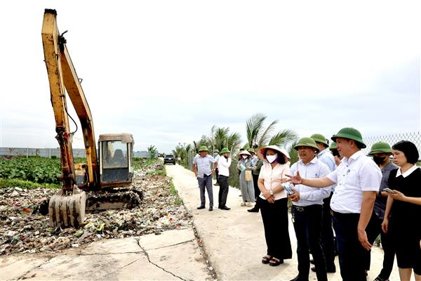Phó Chủ tịch UBND thành phố Trần Văn Quân kiểm tra hạ tầng sản xuất nông nghiệp, môi trường và phòng chống thiên tai tại xã Tiên Minh và Chấn Hưng