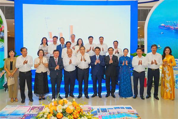 Chủ tịch Quốc hội Trần Thanh Mẫn tham quan Triển lãm “Hải Phòng - Hội tụ - Tỏa sáng” tại Hội Báo toàn quốc năm 2026
