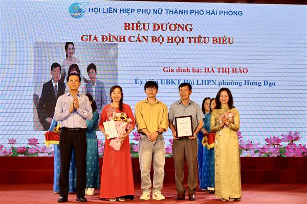 Phát động Cuộc vận động xây dựng gia đình "5 không, 3 sạch, 3 an" và trao quà cho học sinh vượt khó học giỏi