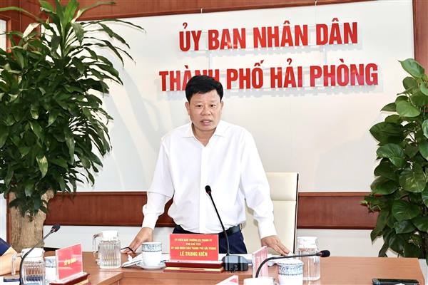 Phó Chủ tịch UBND thành phố Lê Trung Kiên chủ trì họp nghe báo cáo tiến độ xử lý các cơ sở nhà, đất công
