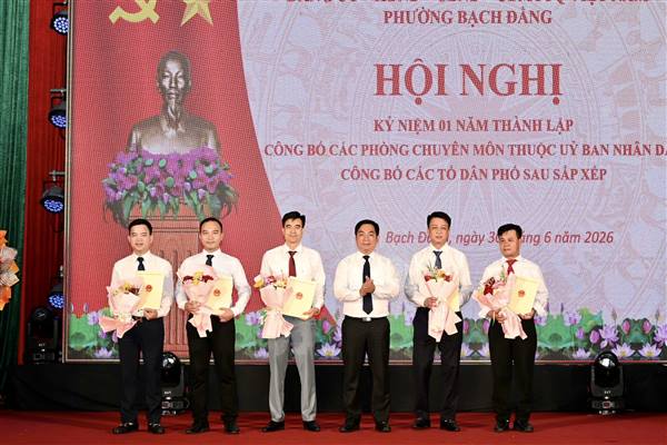 Phường Bạch Đằng kỷ niệm 01 năm thành lập và công bố Quyết định kiện toàn tổ chức bộ máy, các Tổ dân phố