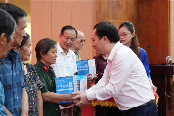 Trao tặng quà cho gia đình chính sách nhân kỷ niệm 79 năm Ngày Thương binh - Liệt sĩ