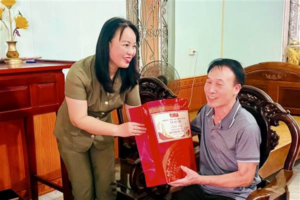 Xã An Lão thăm, tặng quà các gia đình chính sách, người có công với cách mạng tiêu biểu