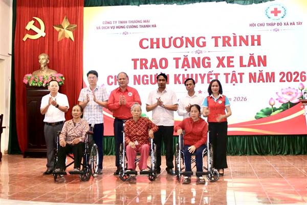 Trao tặng 93 suất quà cho các thương binh, bệnh binh, gia đình chính sách của xã Hà Tây