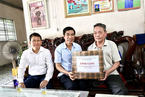 Hiệu trưởng Trường Chính trị Tô Hiệu thăm và tặng quà thương binh, bệnh binh, gia đình chính sách tiêu biểu tại xã An Trường
