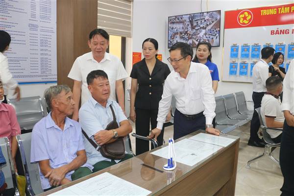 Đoàn giám sát Ủy ban MTTQ Việt Nam thành phố giám sát công tác giải quyết thủ tục hành chính tại phường Hòa Bình