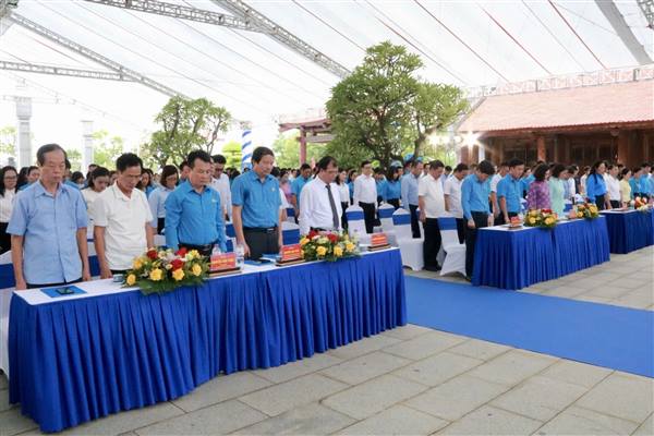 Liên đoàn Lao động thành phố dâng hương tại Nhà tưởng niệm đồng chí Nguyễn Đức Cảnh
