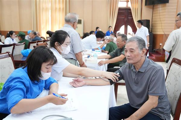 Phường Hải Dương chăm sóc sức khỏe, tri ân người có công với cách mạng