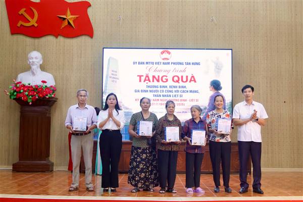 170 gia đình chính sách, người có công trên địa bàn phường Tân Hưng được trao quà tri ân nhân dịp 27/7