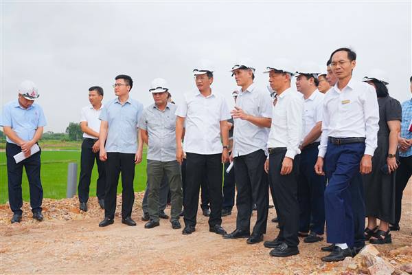 Kiểm tra tiến độ các dự án giao thông trọng điểm, Phó Chủ tịch Thường trực UBND thành phố Lê Anh Quân chỉ đạo các địa phương khẩn trương bàn giao toàn bộ mặt bằng sạch 