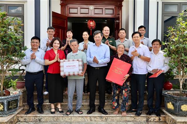 Phó Chủ tịch Thường trực UBND thành phố Lê Anh Quân thăm tặng quà gia đình chính sách trên địa bàn phường An Dương