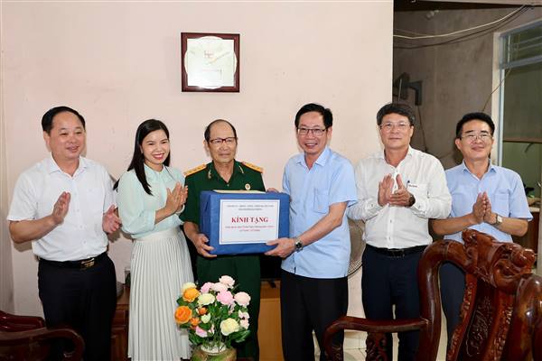 Phó Chủ tịch UBND thành phố Vũ Tiến Phụng thăm, tặng quà gia đình chính sách tại phường Hưng Đạo