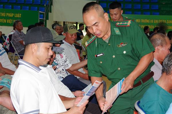 Bộ đội Biên phòng Hải Phòng tuyên truyền chống khai thác IUU, đồng hành cùng ngư dân vươn khơi bám biển 