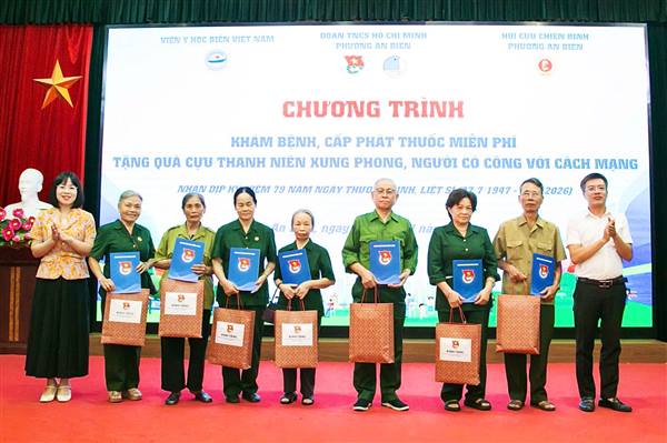 Phường An Biên khám bệnh, tư vấn sức khỏe, cấp phát thuốc miễn phí và tặng quà người có công với cách mạng