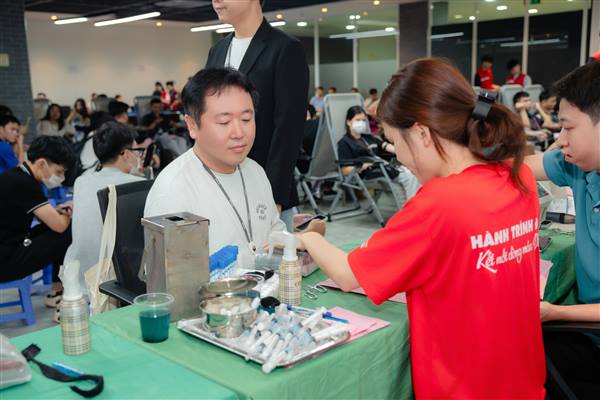 Gần 1.000 người tham gia Ngày hội hiến máu năm 2026