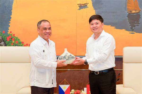 Phó Chủ tịch UBND thành phố Hoàng Minh Cường tiếp xã giao Đại sứ Philippines tại Việt Nam
