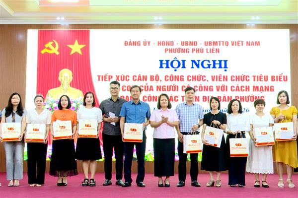 Phường Phù Liễn gặp mặt, tặng quà con của người có công với cách mạng đang công tác tại các cơ quan, đơn vị thuộc phường