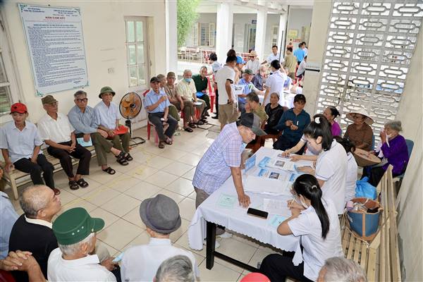 Bệnh viện Kiến An phối hợp với xã Kiến Hải khám sức khỏe miễn phí cho người có công và gia đình chính sách