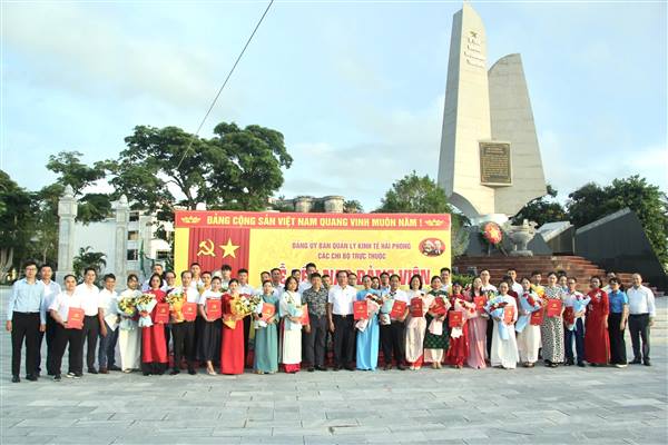 Đảng ủy Ban Quản lý Khu kinh tế Hải Phòng kết nạp đảng viên mới cho các quần chúng ưu tú trong Khu công nghiệp, Khu kinh tế