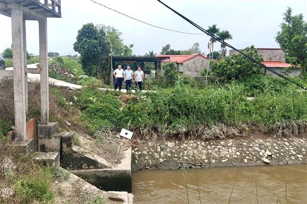Lãnh đạo xã Tiên Lãng kiểm tra công tác phòng, chống bão tại các tuyến đê, cống dưới đê và những vị trí xung yếu