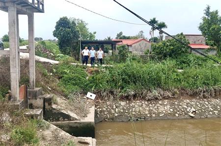 Lãnh đạo xã Tiên Lãng kiểm tra công tác phòng, chống bão tại các tuyến đê, cống dưới đê và những vị trí xung yếu