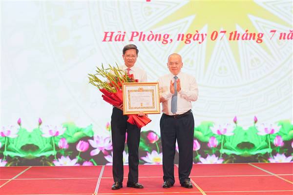 Đảng ủy UBND thành phố trao tặng Huy hiệu 30 năm tuổi Đảng cho đồng chí Lê Anh Quân, Phó Bí thư Thường trực Đảng ủy, Phó Chủ tịch Thường trực UBND thành phố