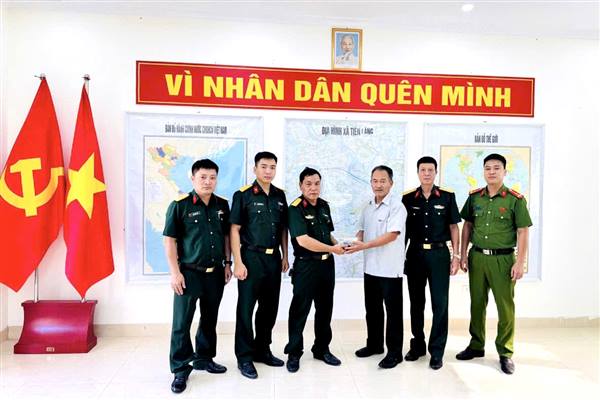 Ban Chỉ huy Quân sự xã Tiên Lãng trao trả hơn 219 triệu đồng cho người đánh rơi