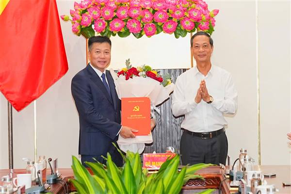 Tiếp nhận Đại tá Nguyễn Bình Khánh, Phó Giám đốc Công an thành phố giữ chức vụ Phó Chánh Văn phòng Thành ủy