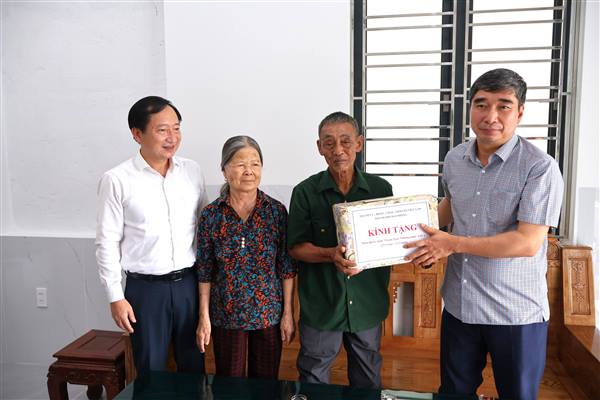 Đồng chí Bùi Văn Thăng, Ủy viên Ban Thường vụ Thành ủy, Giám đốc Sở Nông nghiệp và Môi trường thăm, tặng quà gia đình chính sách trên địa bàn xã Kiến Minh