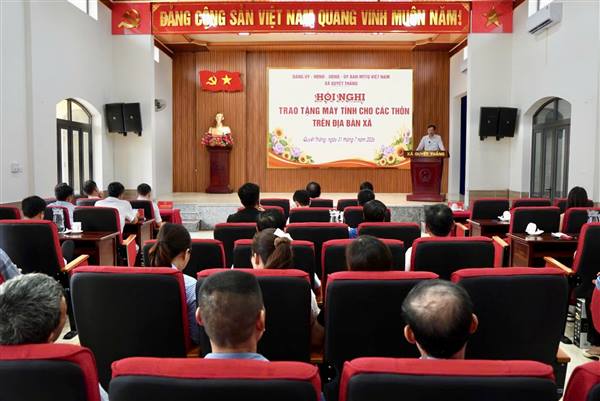Xã Quyết Thắng trao tặng máy tính cho 11 thôn