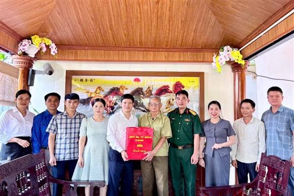 Xã Tân Minh tổ chức các Đoàn đến thăm, tặng quà gia đình chính sách, người có công nhân kỷ niệm 79 năm Ngày Thương binh - Liệt sĩ