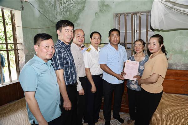 Phường An Phong trao Giấy chứng nhận quyền sử dụng đất cho các hộ gia đình chính sách