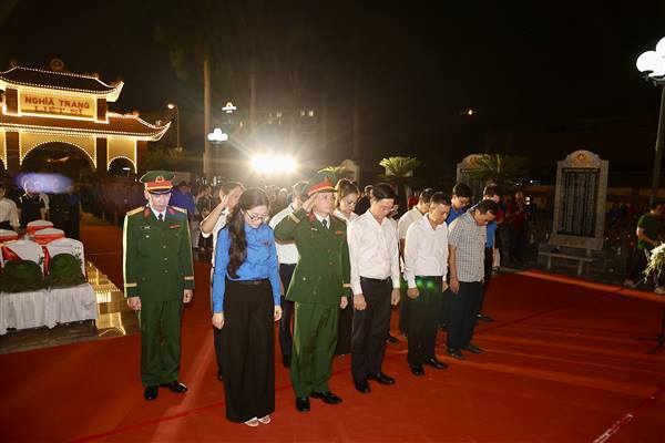 Thành đoàn Hải Phòng phối hợp với Bộ Chỉ huy Quân sự thành phố tổ chức Lễ dâng hương, thắp nến tri ân các Anh hùng liệt sĩ