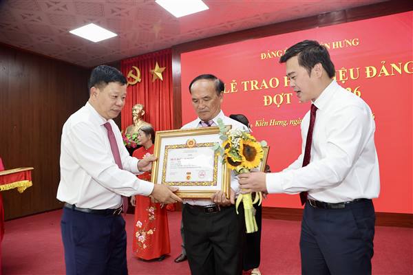 Xã Kiến Hưng sơ kết công tác xây dựng Đảng, phát triển kinh tế - xã hội 6 tháng đầu năm 2026 và trao Huy hiệu Đảng Đợt 19/5