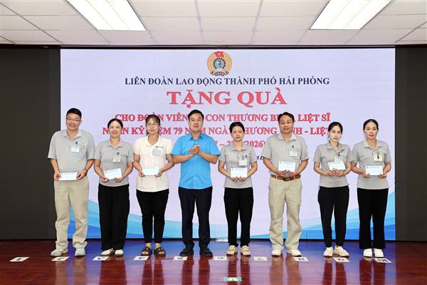 Liên đoàn Lao động thành phố thăm hỏi, tặng quà đoàn viên là con liệt sĩ, con thương binh tại Công ty TNHH Yazaki Hải Phòng Việt Nam