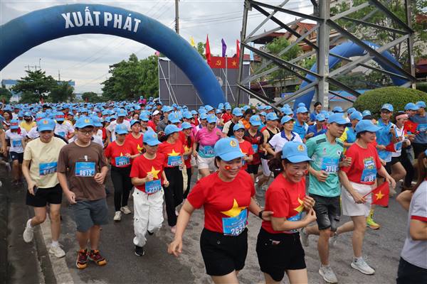 Gần 4.000 đoàn viên, người lao động tham gia giải chạy tập thể "Những bước chân khỏe đẹp"