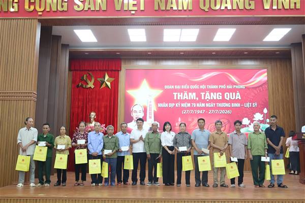 Đoàn đại biểu Quốc hội thành phố thăm, tặng quà người có công tại xã Nam Thanh Miện