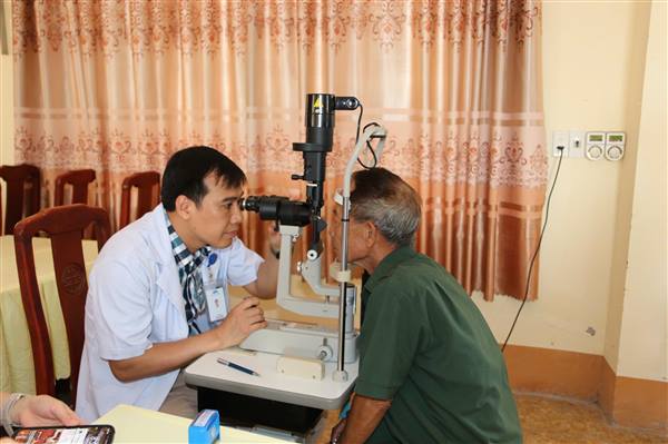 Khám bệnh tình nguyện, tặng quà người có công và gia đình chính sách tại xã Trường Tân