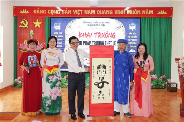Trường THPT Lê Chân ra mắt Câu lạc bộ Thư pháp cho học sinh