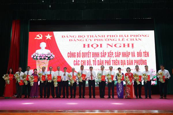 Phường Lê Chân công bố Quyết định sắp xếp, sáp nhập và đổi tên các Chi bộ, Tổ dân phố trên địa bàn