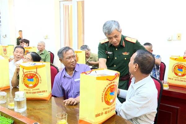 Bộ Tư lệnh Quân khu 3 tặng quà cho 20 gia đình chính sách tiêu biểu tại phường Phù Liễn