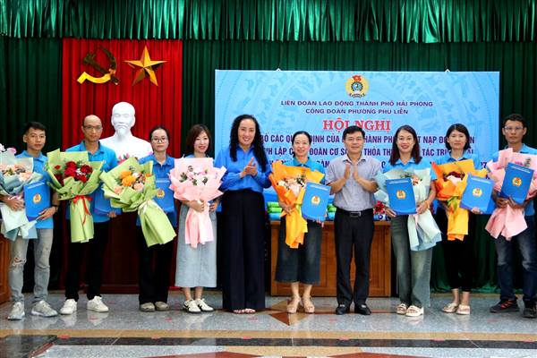 Công bố các Quyết định của Liên đoàn Lao động thành phố thành lập Công đoàn cơ sở tại phường Phù Liễn