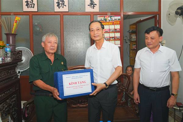 Phó Bí thư Thường trực Thành ủy Đỗ Mạnh Hiến thăm, tặng quà gia đình người có công với cách mạng tiêu biểu trên địa bàn Phường Lê Chân