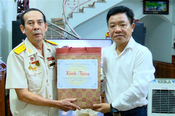 Lãnh đạo phường Kiến An thăm, tặng quà gia đình chính sách, người có công trên địa bàn phường