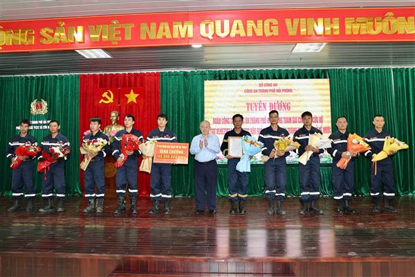 Chủ tịch UBND thành phố biểu dương, khen thưởng 10 chiến sĩ thuộc Phòng Cảnh sát PCCC và CNCH (PC07) hoàn thành xuất sắc nhiệm vụ tại Venezuela