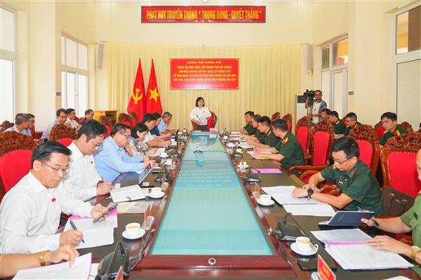 Đoàn đại biểu Quốc hội thành phố khảo sát tại Bộ Chỉ huy Quân sự thành phố về công tác tinh gọn bộ máy và đưa sĩ quan chính quy về cơ sở