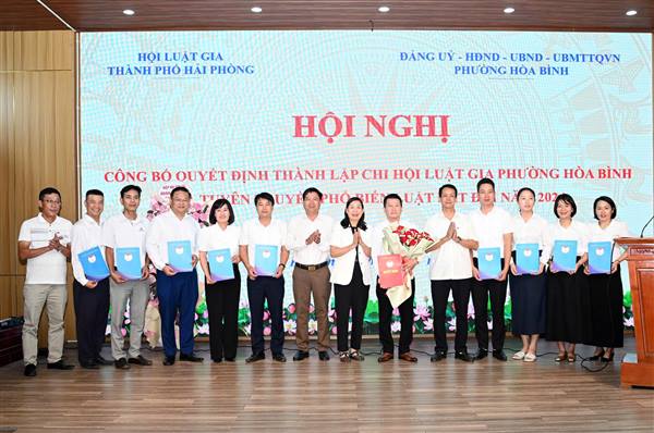 Phường Hòa Bình công bố Quyết định thành lập Chi hội Luật gia và tuyên truyền Luật Đất đai năm 2024