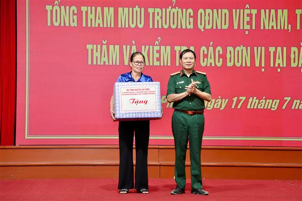 Đại tướng Nguyễn Tân Cương, Tổng Tham mưu trưởng QĐND Việt Nam, Thứ trưởng Bộ Quốc phòng thăm và kiểm tra tại Đặc khu Bạch Long Vĩ